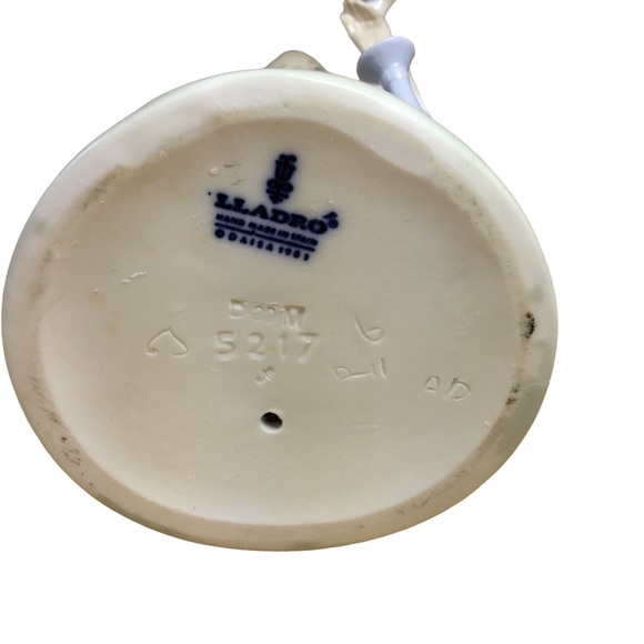 Lladro Figurine "SPRING GIRL" with FLOWERS BIRD & WATERING CAN #5217 Retired - Picture 15 of 15